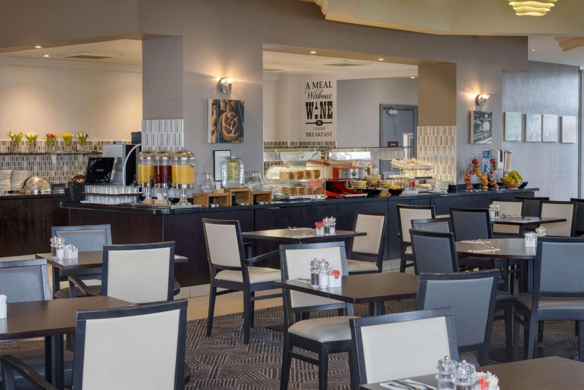Doubletree By Hilton Dartford Bridge Hotell Exteriör bild