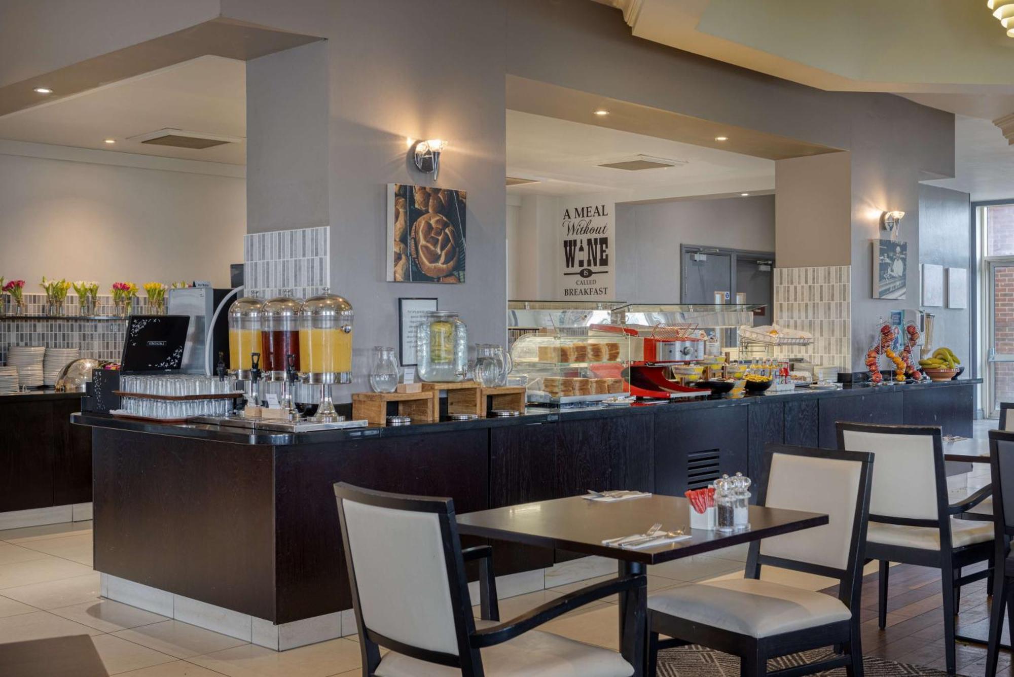 Doubletree By Hilton Dartford Bridge Hotell Exteriör bild